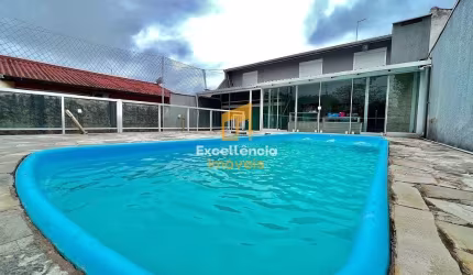 Sobrado com piscina perto do mar