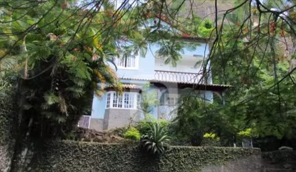 SELECIONE - Casa 4 quartos, sendo 1 suíte
