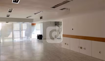 Patrimovel vende excelente sala comercial em Copacabana com 2 vagas de garagem
