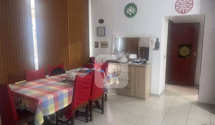 MARAVILHOSO APARTAMENTO EM RUA BUCÓLICA DE COPACABANA