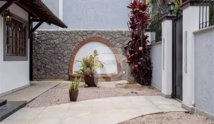 Mansão no condomínio Maramar, com 6 suítes, Piscina e vagas de garagem.