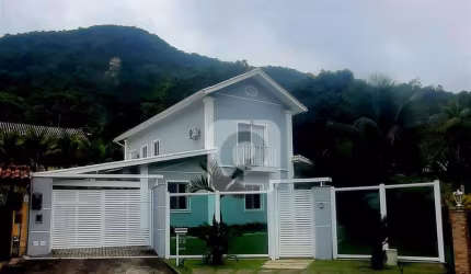 Maravilhosa Casa com Piscina no Pé da Montanha