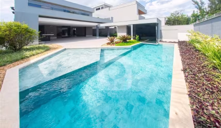 Casa Luxuosa com 4 Suítes e Lazer Completo, em ALPHAVILLE.
