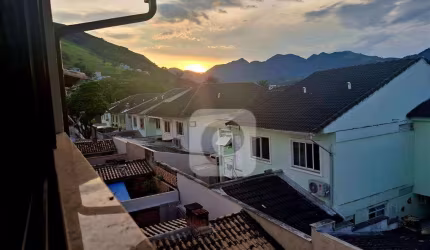 Casa de condomínio fechado, com área de lazer  , vaga  na Taquara