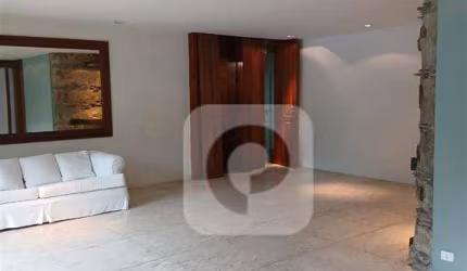 Belíssimo apartamento de 3Q, com 2 vagas de garagem e 148m2