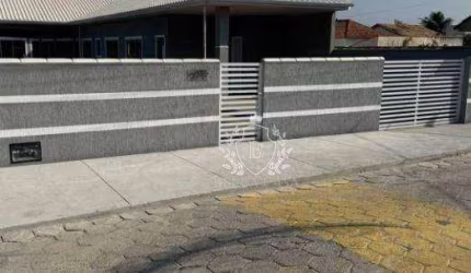 Casa à venda com piscina,  localizada em condomínio com segurança 24hrs.