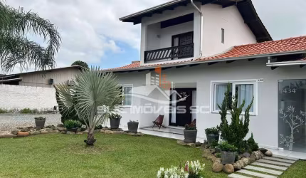 Excelente casa no Cordeiros parte Alta