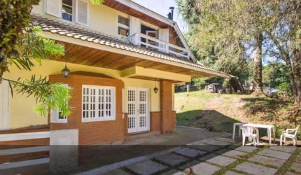 Sobrado para Venda em Campos do Jordão, Jardim Embaixador, 4 dormitórios, 1 suíte, 3 banheiros, 6 vagas