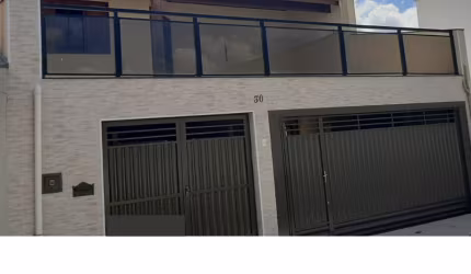 Lindo sobrado com ampla sacada, sol da manhã e próximo a tudo que você e sua família precisam.