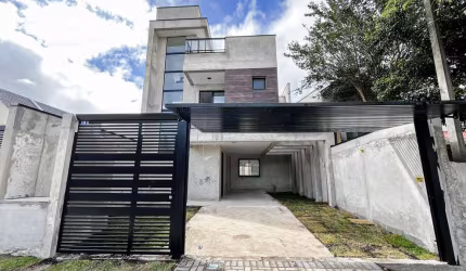 Sobrado com belo terraço e cozinha ampla