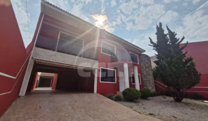Sobrado com 4 quartos sendo 3 suítes no Bairro Uvaranas