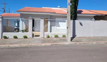 Oportunidade em bairro residencial – Casa de esquina arejada e completa!