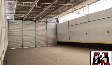 Prédio comercial com salão frontal para fins comerciais