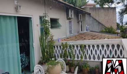 Casa térrea na Cidade Jardim II, com 02 vagas e suite