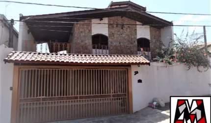 Ótima casa no Caxambu, 3 vagas, desocupada.