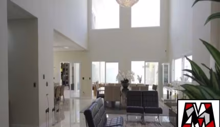 Casa em condominio fechado de alto padrão com 05 suites e piscina.