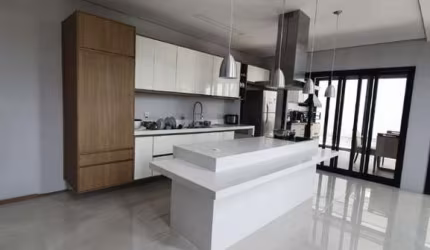 Casa em condomínio fechado de alto padrão com lazer, estuda propostas.