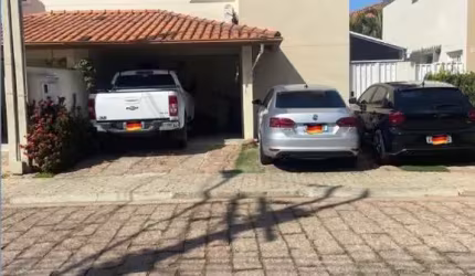 Casa em condomínio com 04 dormitórios, 03 vagas
