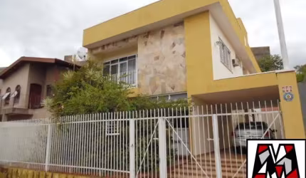 Amplo sobrado com salão, 3 vagas,