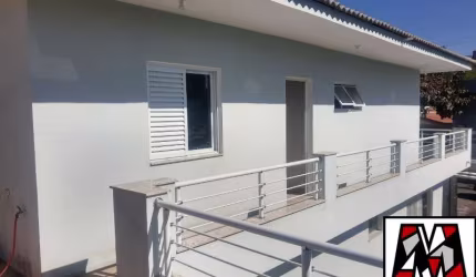 Vende ou permuta casa em local privilegiado, de fácil acesso, aceita permuta.