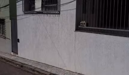 Casa no centro, rua tranquila