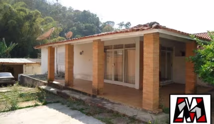 Casa térrea, desocupada, avarndada, excelente localização.