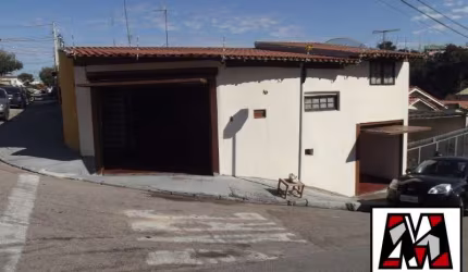 Térrea com 2 vagas.