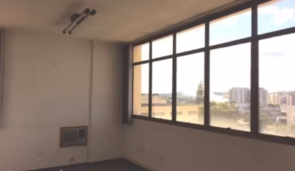 Sala comercial no centro, prédio ACMCJ, desocupada, estuda permuta, com 01 vaga de garagem coberta