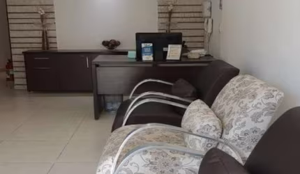 Casa comercial para consultório, clínica, excelente localização, 01 vaga de garagem, reformada.