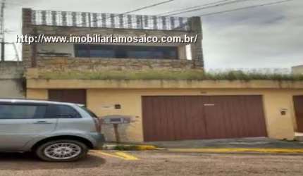Amplo sobrado, contendo 2 moradias ou várias salas