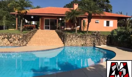 Linda Chácara com casa ampla e piscina a venda em Itupeva
