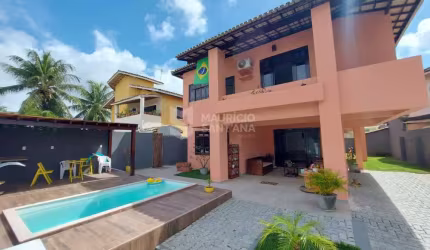 Casa de 6/4, sendo 5 suites e Gabinete em condomínio fechado