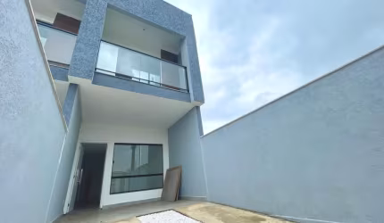 SOBRADO COM DUAS SUITES PERTINHO  DA PRAIA