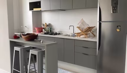 APARTAMENTO NO CENTRO DE BALNEARIO PIÇARRAS MOBILIADO E DECORADO