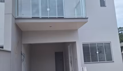 LINDO SOBRADO NO CENTRO DE PENHA SC