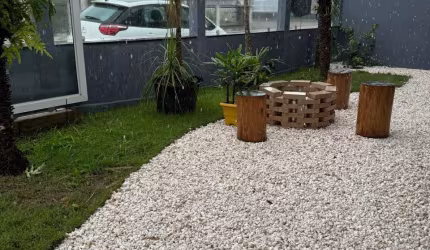 linda casa a 250 metros da praia no centro de Penha SC