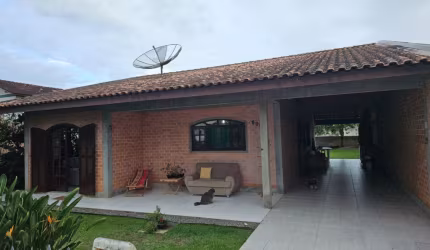 OTIMA CASA NO SOZINHA NO TERRENO NO CENTRO DE BALNEARIO PIÇARRAS SC