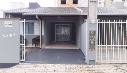 CASA COM DOIS QUANRTOS A 300 METROS DA PRAIA