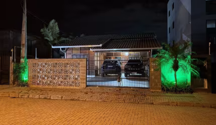 LINDA CASA PROXIMO A PRAIA COM TRES QUARTOS SENDO UMA SUITE