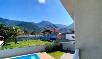Casa nova com piscina a 300 metros da Praia do Massaguaçu