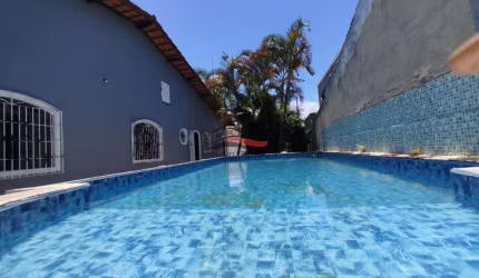 Casa com 3 dormitorios, piscina, 200m da Praia das Palmeiras - Caraguatatuba/SP