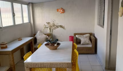 APARTAMENTO 50M2 COM QUINTAL COBERTO E 02 DORMS NO TERREO RUA CAIO PRADO.