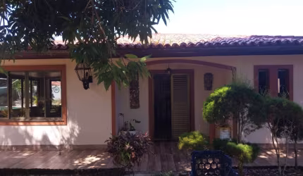 Casa antiga com duas piscinas e área para verde