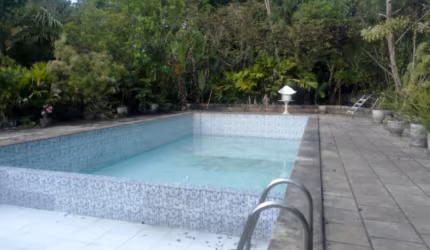 Via imóveis aluga e adm casa em Granja com  piscina e área de reserva Ambiental