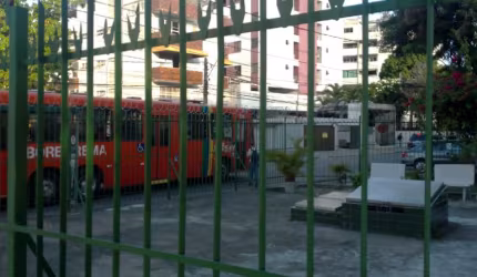 Via imóveis aluga 3 quratos 2 banheiros
