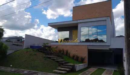 Casa assobradada nova, à venda, 3 suítes, piscina, planejados, Condomínio Jardins dos Lagos, Indaiatuba.