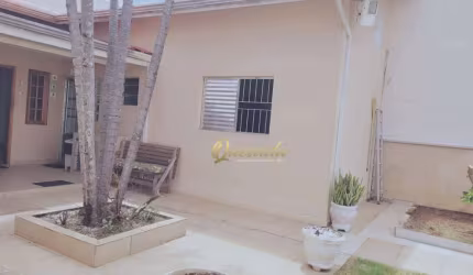 Casa térrea à venda, 2 dormitórios, 1 suíte, amplo quintal, Jardim Regina, Indaiatuba.