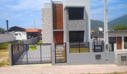 CASA PÉ-QUASE-NA AREIA