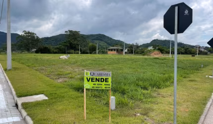 Lindo lote em um empreendimento de apenas 38 lotes, em área super reservada