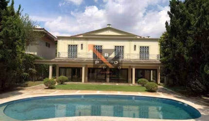 Casa excepcional no Morumbi com 960m²A.C-Ótimo lazer, contando com piscina e ampla área verde. Possui armazém privativo, sacada, lareira